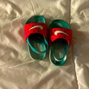 Nike toddler slides. size 6